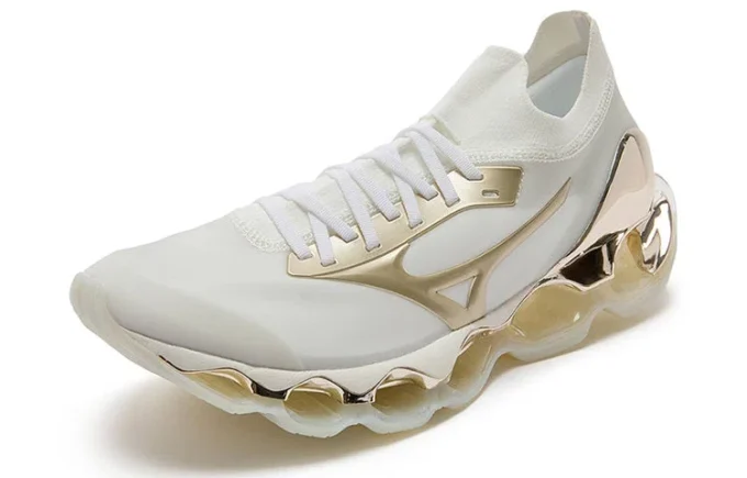 Mizuno x Sorayama Wave Prophecy “Wit Grijs Goud”
