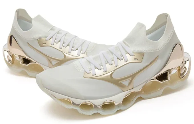 Mizuno x Sorayama Wave Prophecy “Wit Grijs Goud”